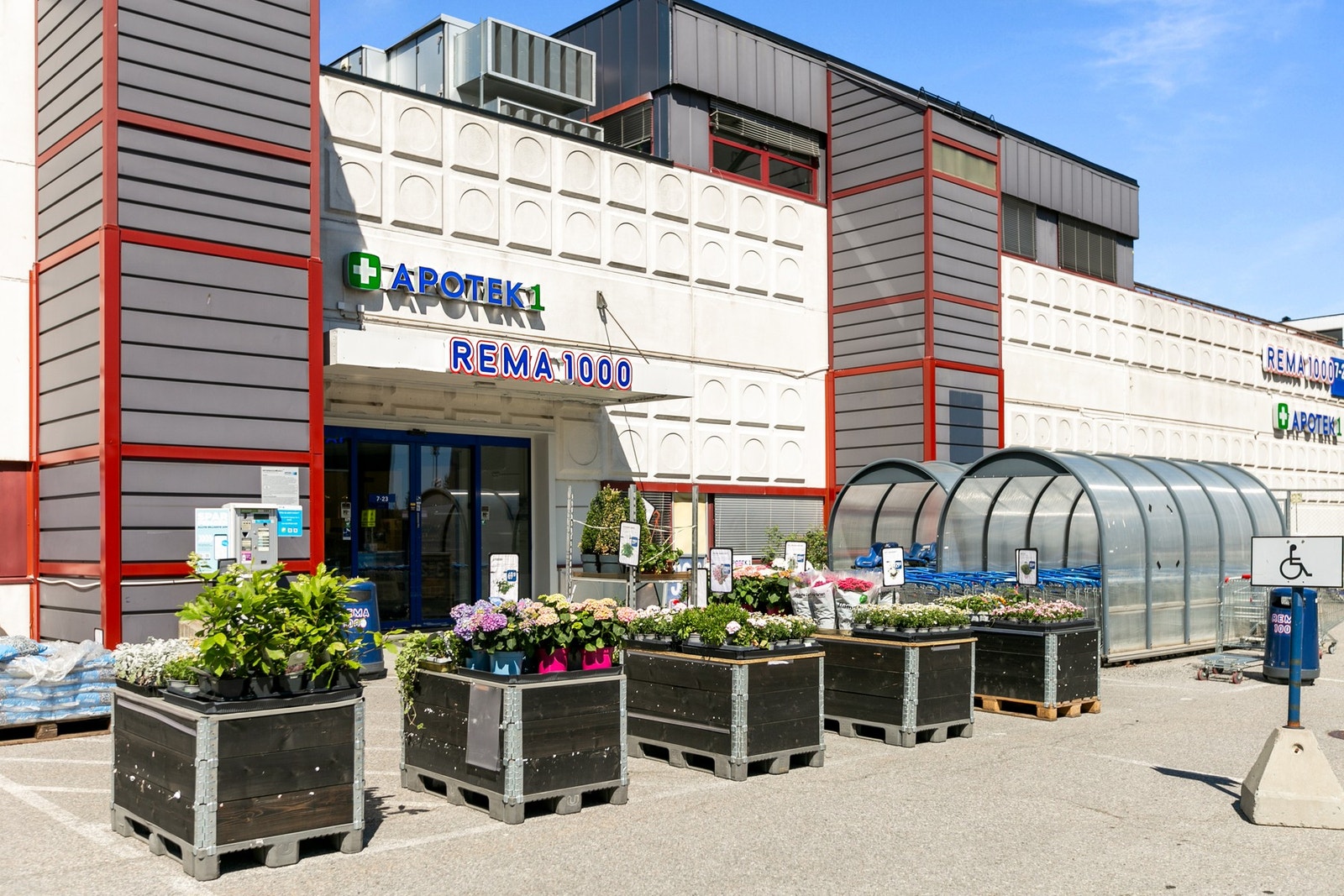 Apoteket og Rema 1000 ligger like ved boligen Galleribilde