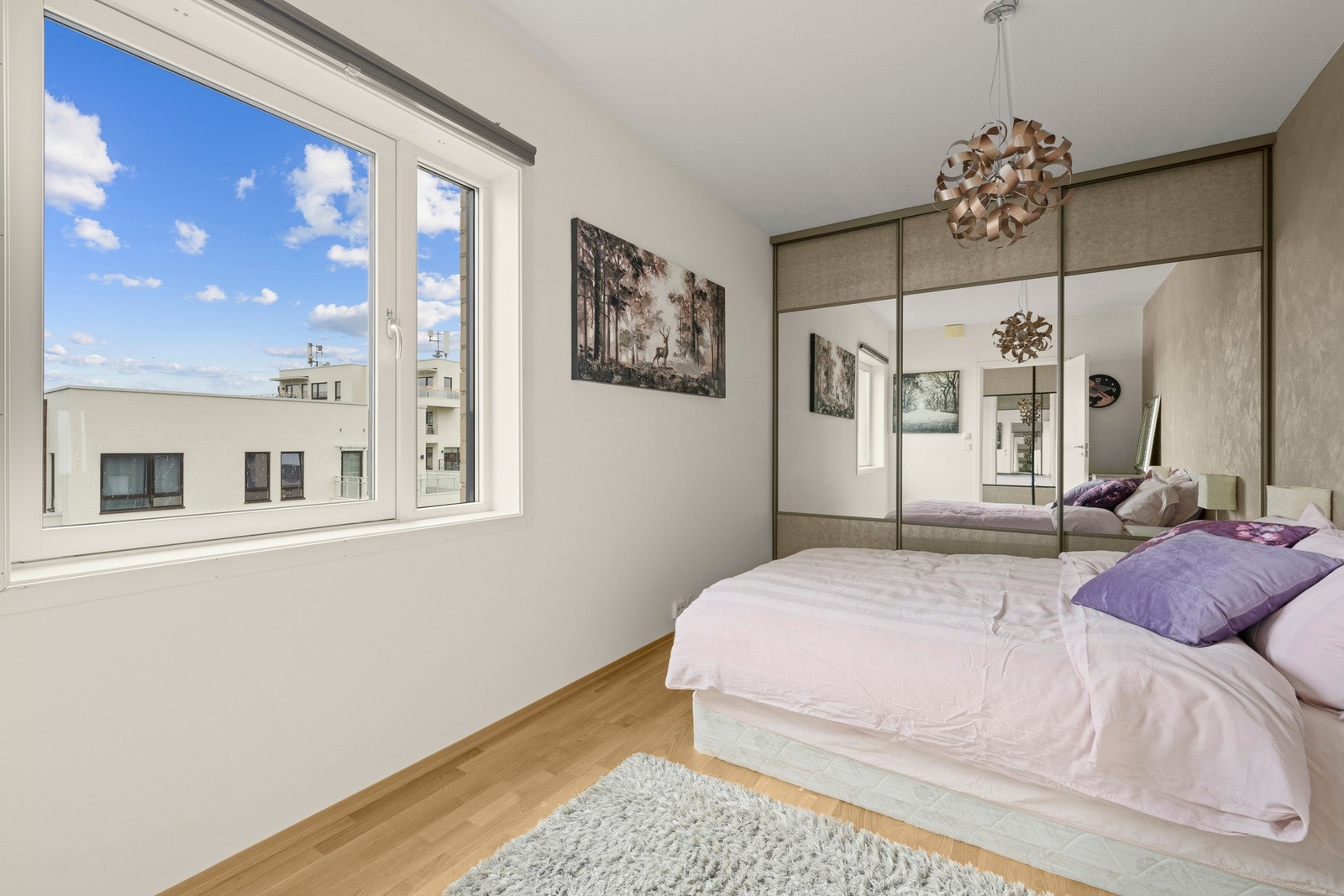 Romslig og innbydende soverom med lyse vegger som gir rommet et luftig og behagelig uttrykk Galleribilde