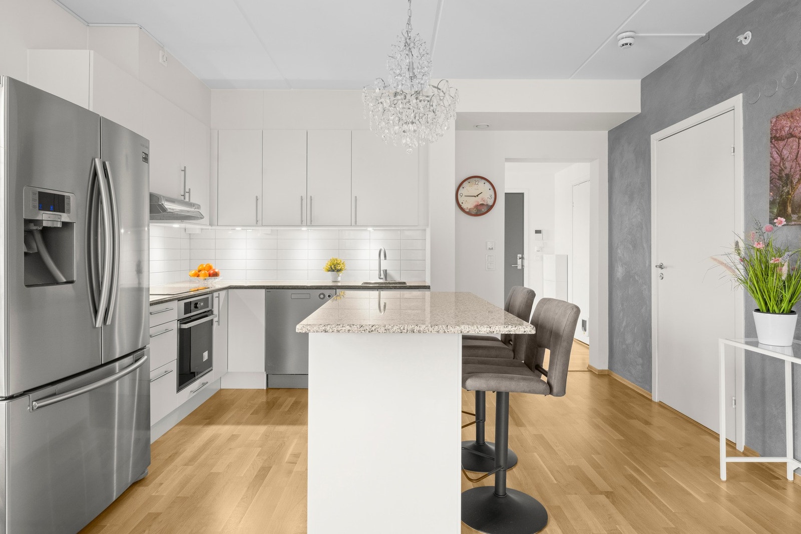 Integrerte hvitevarer og praktisk arbeidsflyt gjør kjøkkenet godt egnet for daglig bruk Galleribilde