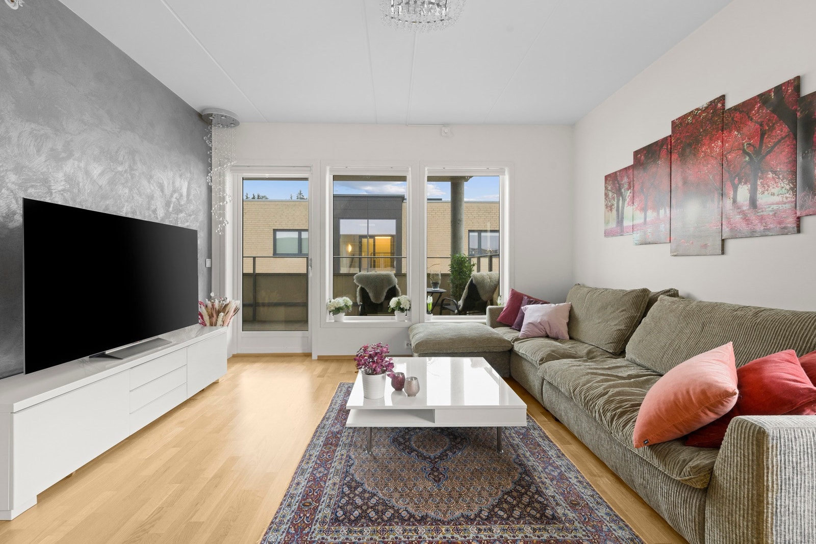 Lyse overflater, parkettgulv og veggen bak tv'en er malt med 3D-effekt, som gir rommet et moderne og eksklusivt preg Galleribilde