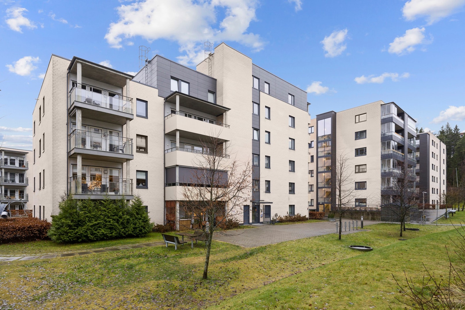 Fellesområdene er pent opparbeidet med grønne tun som fungerer som naturlige møteplasser for beboerne Galleribilde