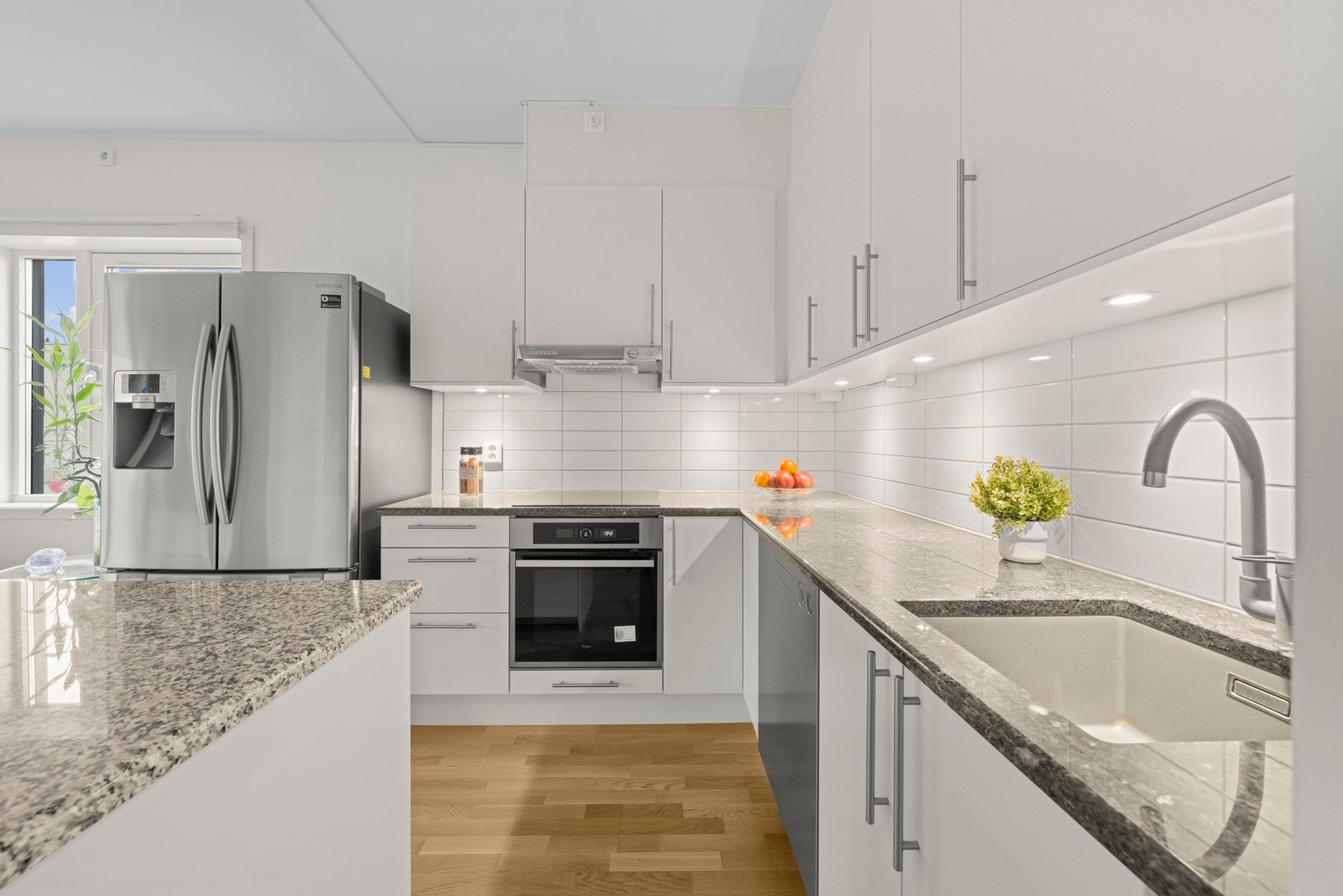 Kjøkkenet har godt med skap- og benkeplass Galleribilde