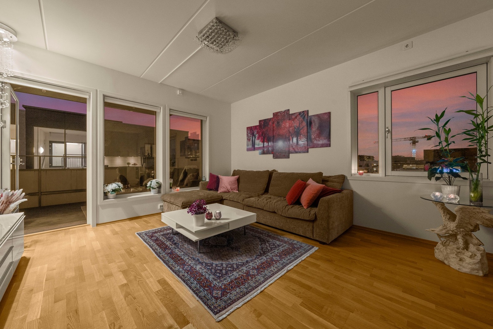 Store vindusflater sørger for godt med naturlig lys og gir rommet en luftig og behagelig atmosfære Galleribilde