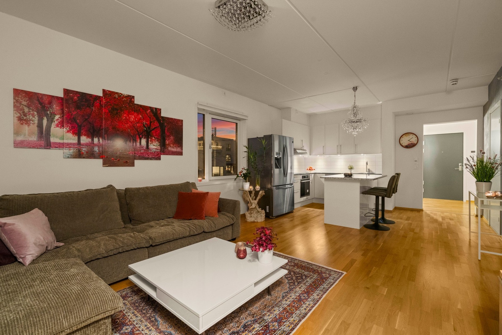 Boligen har en innbydende og funksjonell stue med åpen løsning mot kjøkken Galleribilde