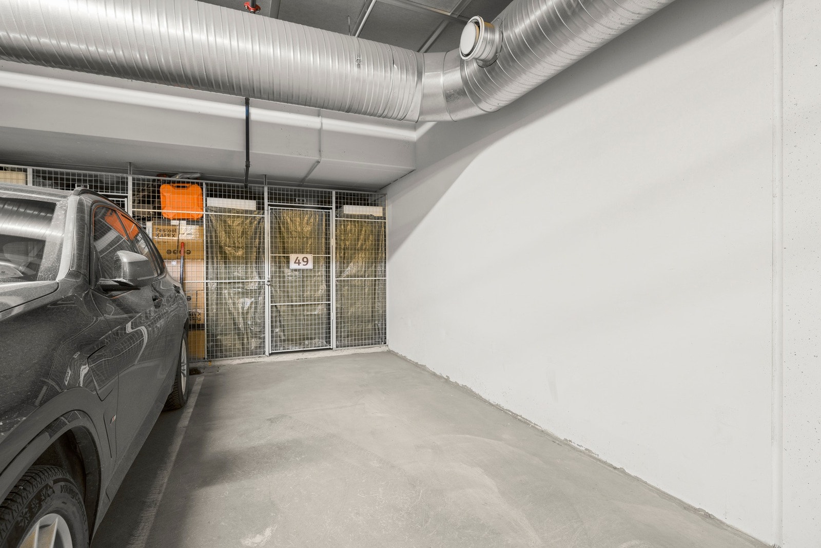 Boligen disponerer fast parkeringsplass i felles garasjeanlegg. I tillegg følger en praktisk bod på ca. 5 m² i tilknytning til garasjeplassen Galleribilde