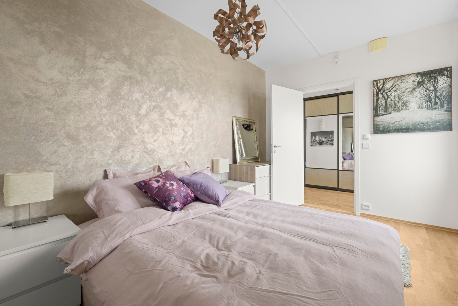 Det er god plass til dobbeltseng og nattbord, samt et stort og praktisk skyvedørs garderobeskap som gir rikelig med oppbevaringsplass Galleribilde