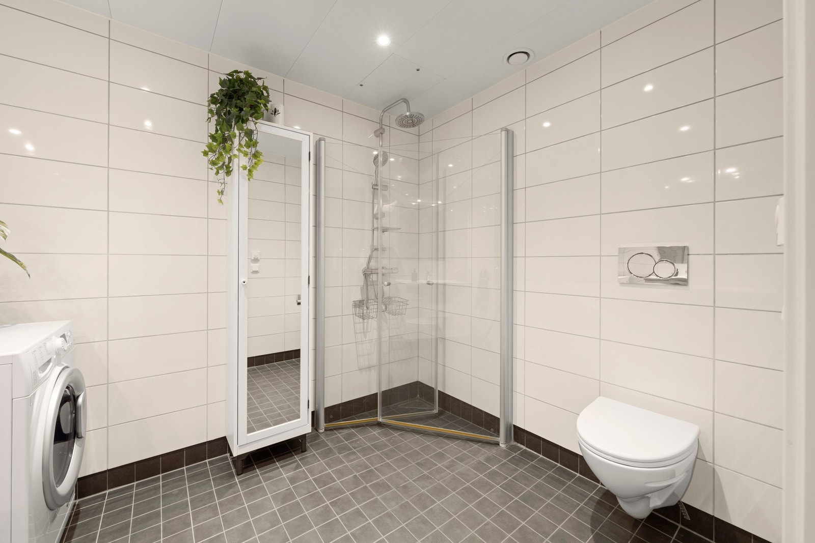 På baderommet er det gulvvarme og spotter i taket Galleribilde