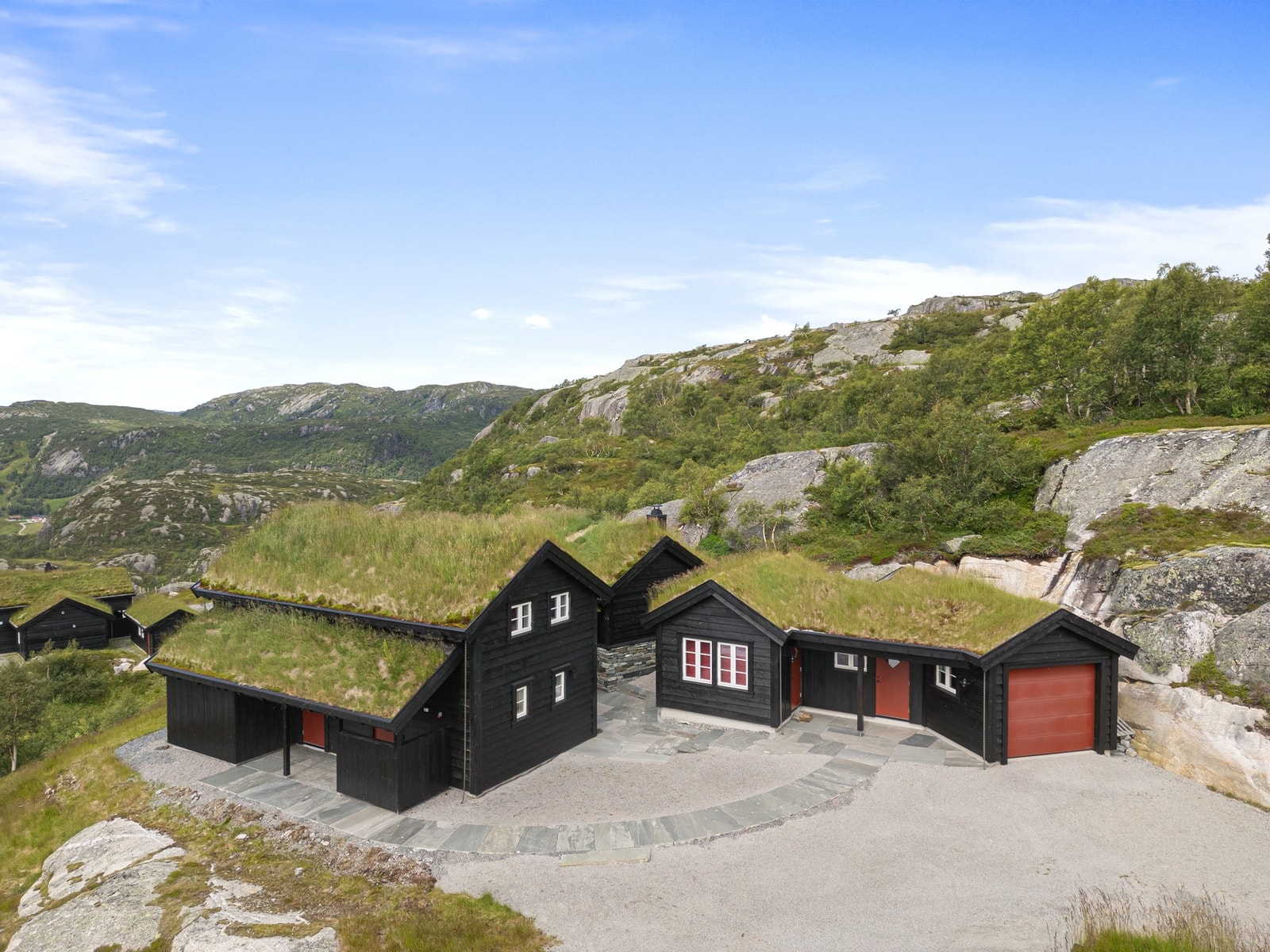 Det er plass til flere biler på egen tomt, i tillegg er det garasje med tilhørende anneks. Galleribilde
