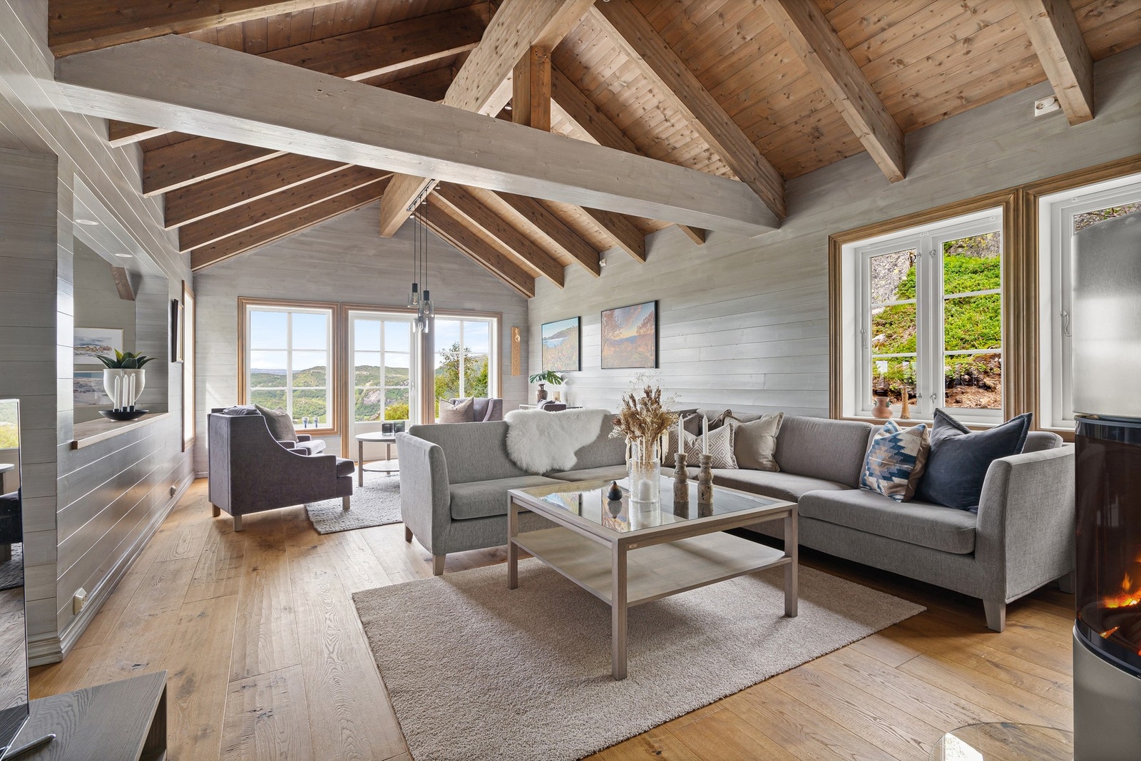 Mønt tak og store vindusflater i flere retninger skaper en herlig atmosfære i stuen. Galleribilde