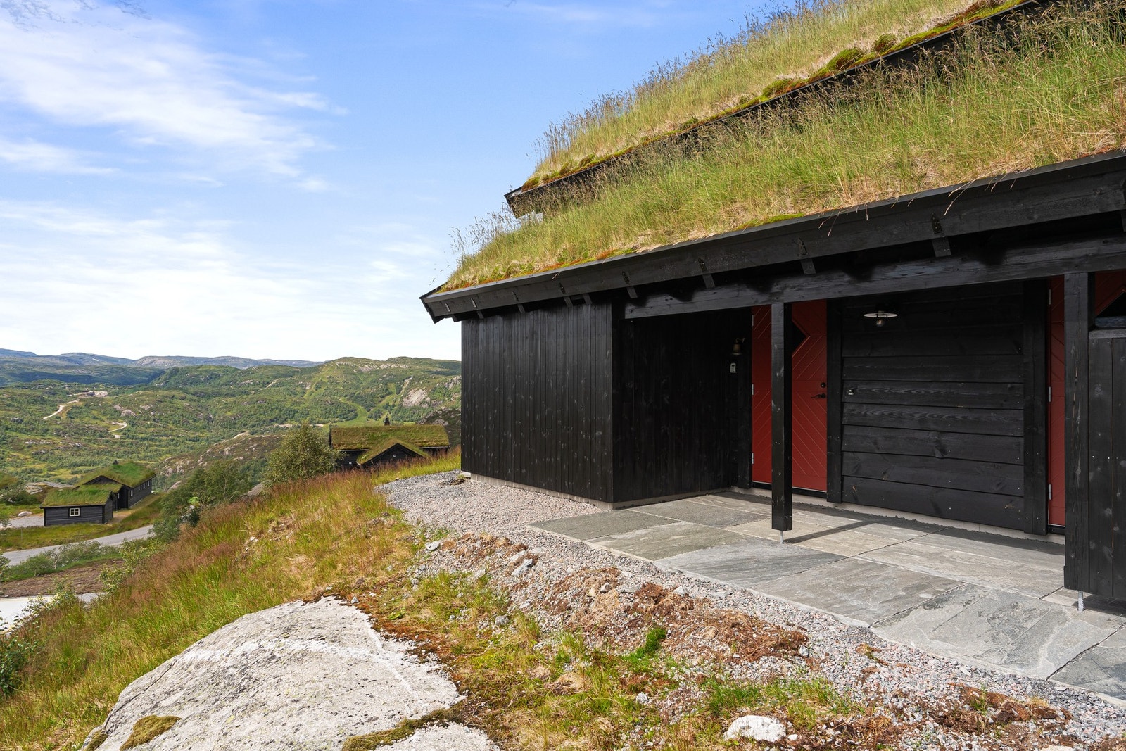 Fra tomten og hytten er det en flott utsikt nedover dalen og mot Ådneram. Galleribilde