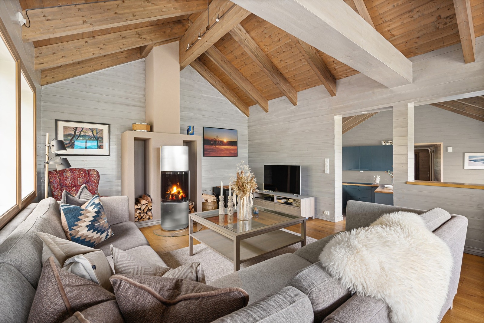 Sofakroken rundt peisen fungerer som et samlingspunkt for hele familien. Galleribilde