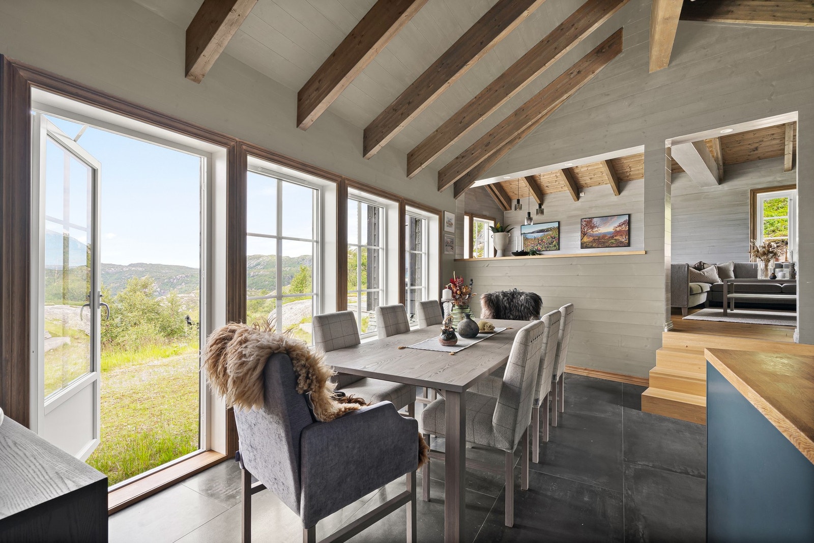 Det er god plass til et romslig spisebord. Galleribilde