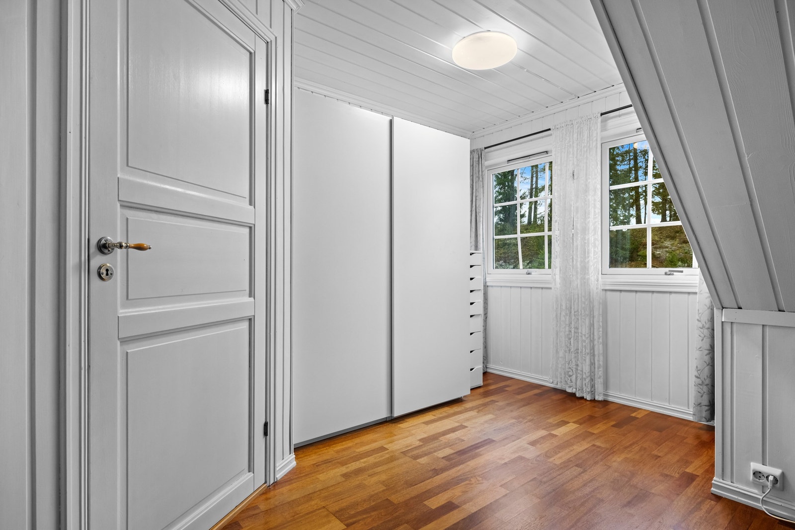 Knevegger mot kaldtloft gir praktisk lagringsplass i tillegg til garderobeløsninger. Galleribilde