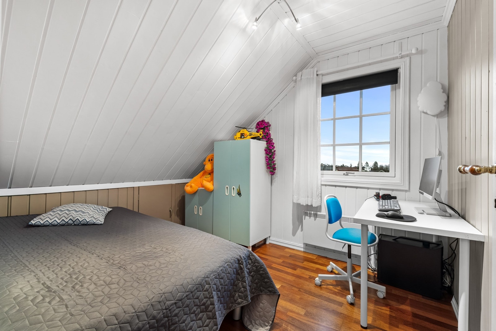 Rommene har god plass til seng, skrivepult og oppbevaring. Galleribilde