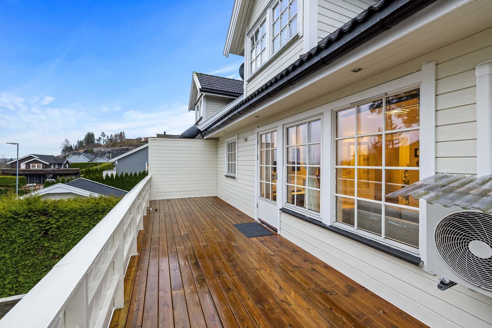 En familievennlig halvpart av en tomannsbolig med en fleksibel planløsning over tre plan Galleribilde