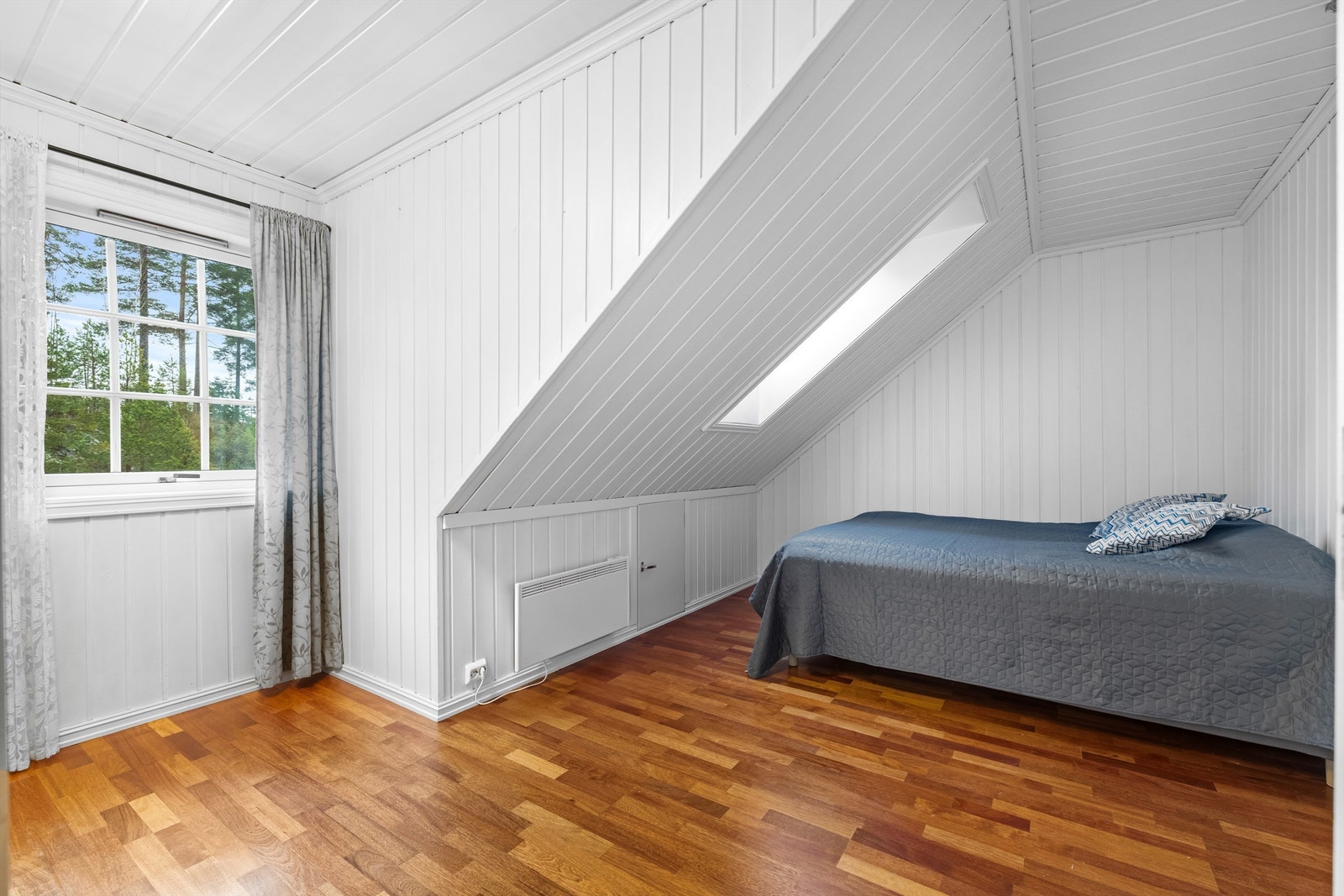 Skråtak og takvindu gir rommene karakter Galleribilde