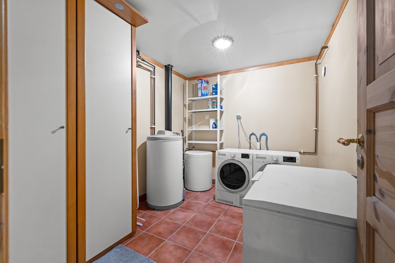 Et separat vaskerom huser to varmtvannsberedere og har opplegg for vaskemaskin. Galleribilde