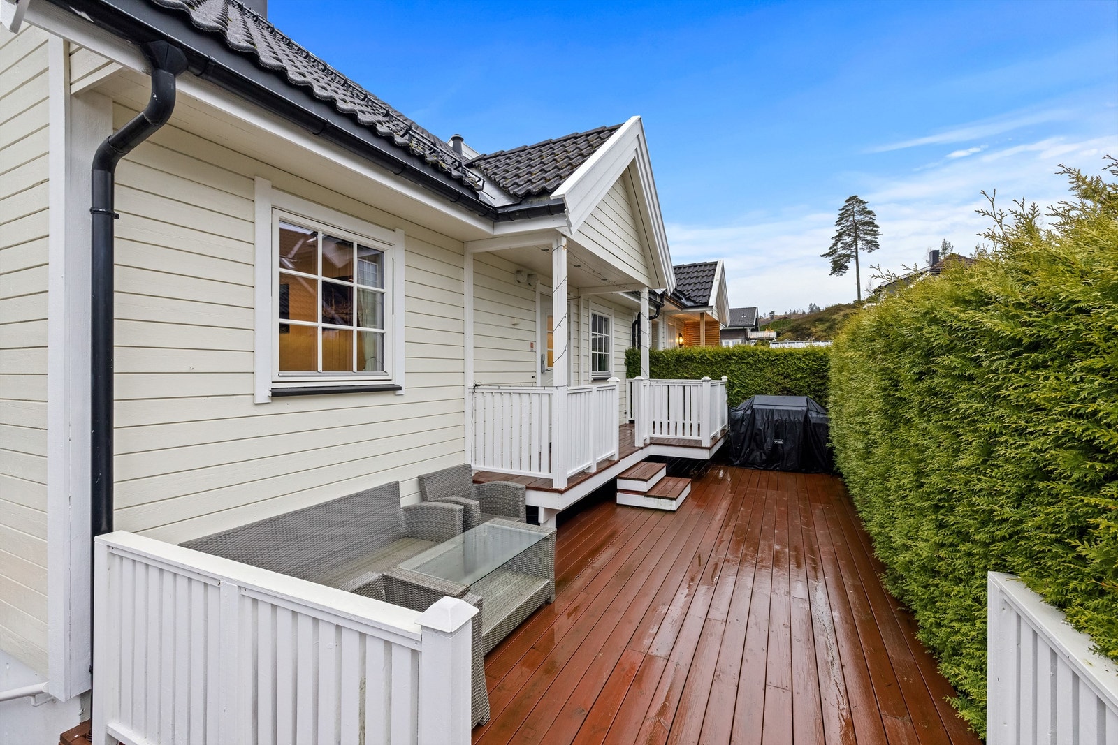 Boligen har to store uteplasser med gode solforhold fra morgen til kveld. Galleribilde