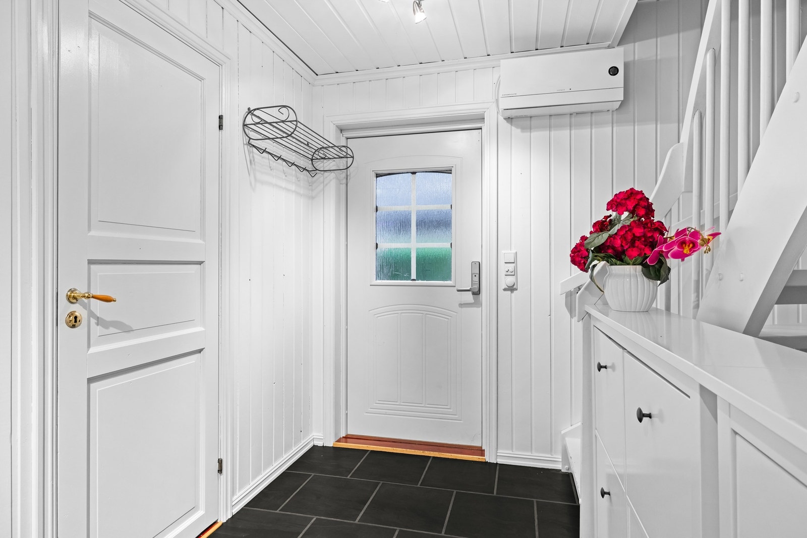 Entrédøren er utstyrt med kodelås for enkel og sikker adkomst Galleribilde