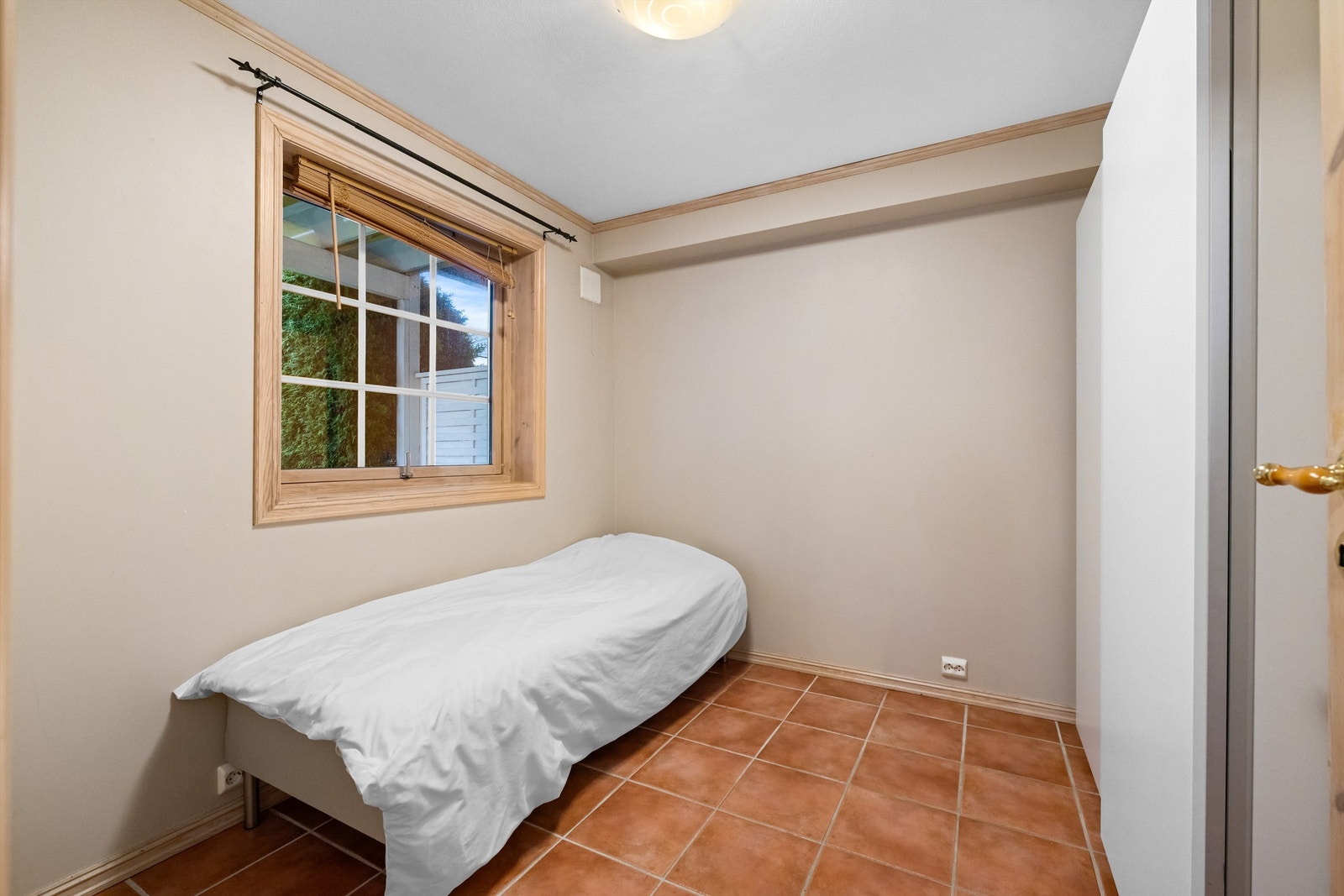 Soverommet i underetasjen har også flislagt gulv med gulvvarme. Galleribilde