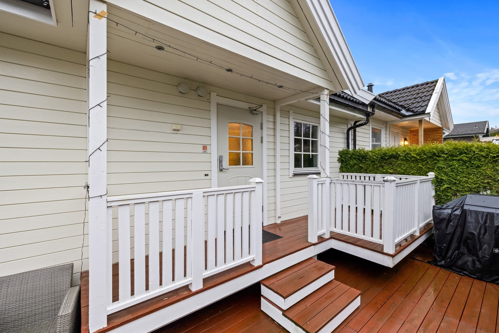 Den vestvendte terrassen ved inngangspartiet er på 29 m² og har gode solforhold på ettermiddagen. Galleribilde