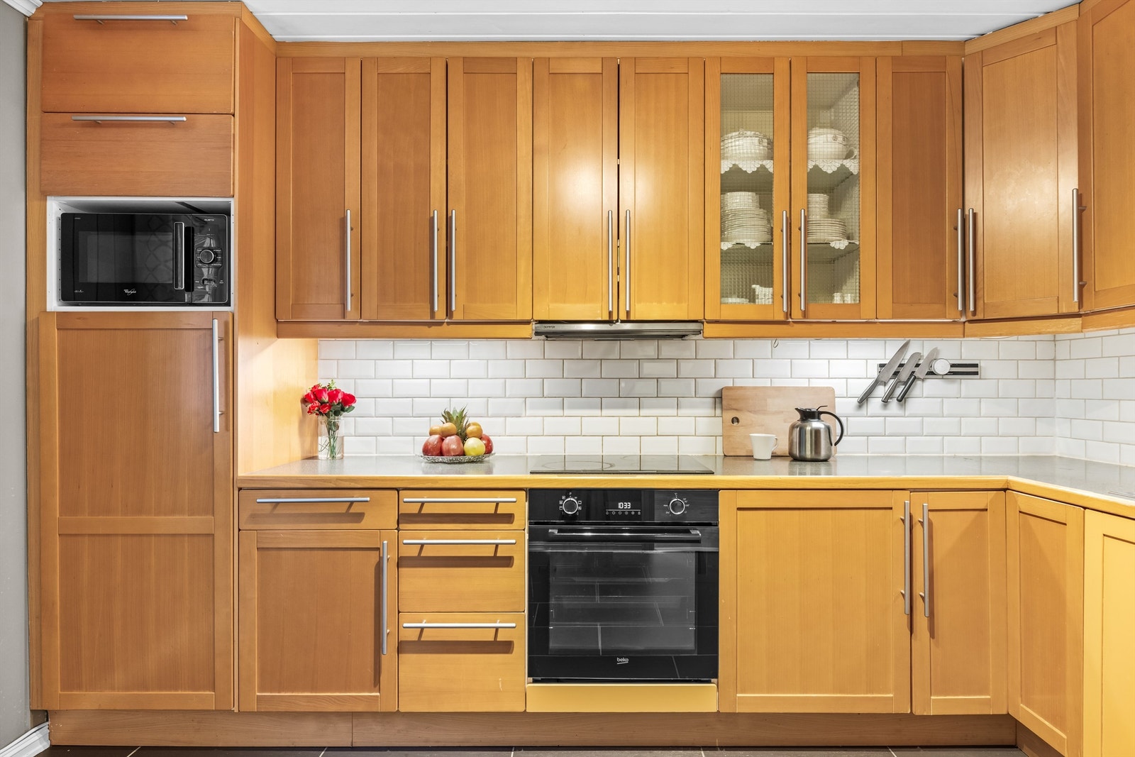 Kjøkkenet er utstyrt med integrert stekeovn, keramisk platetopp og kjøleskap. Galleribilde