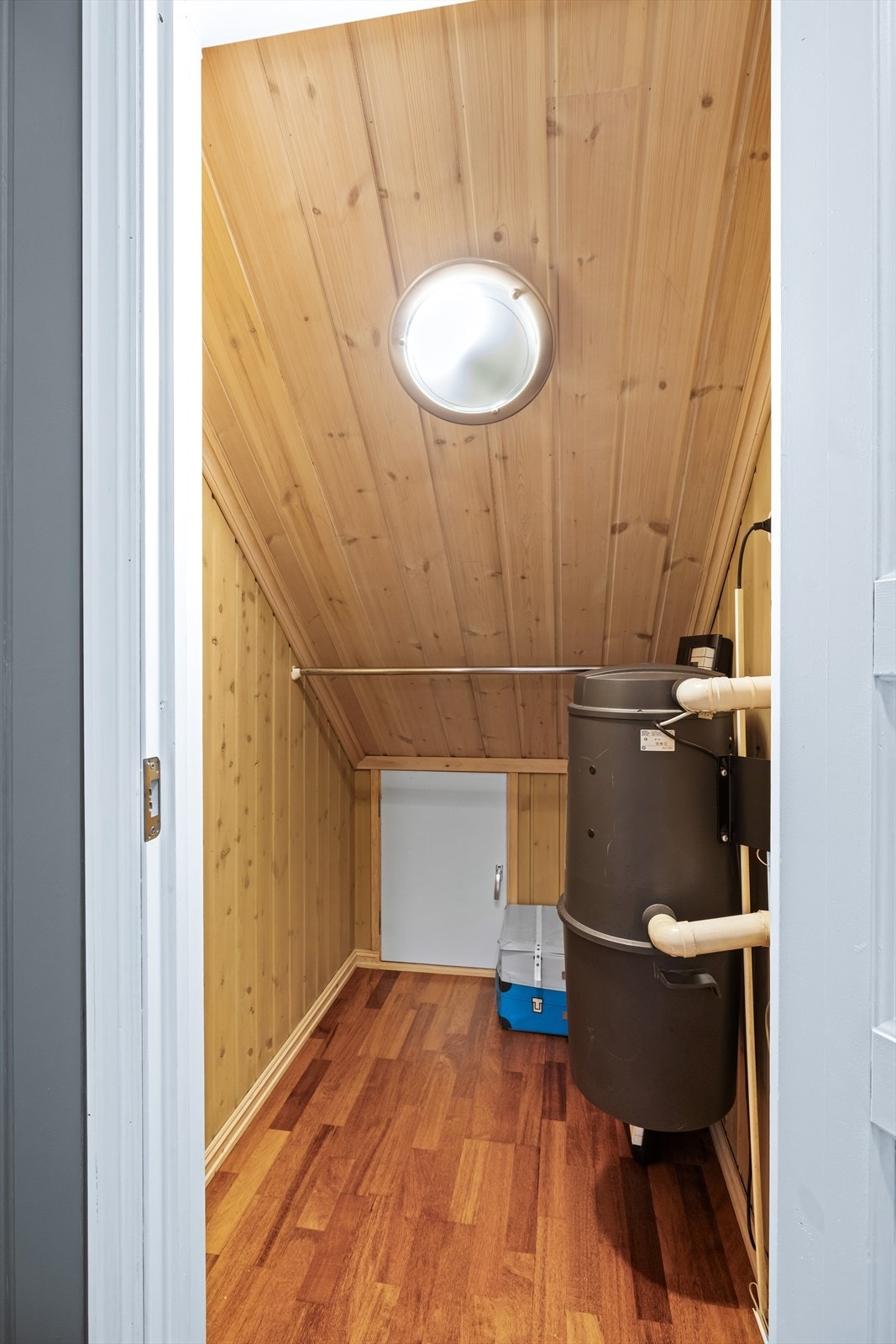 En praktisk innvendig bod gir ekstra lagringsmuligheter. Her er det sentralstøvsuger plassert og det er tilkomst til kaldloft Galleribilde