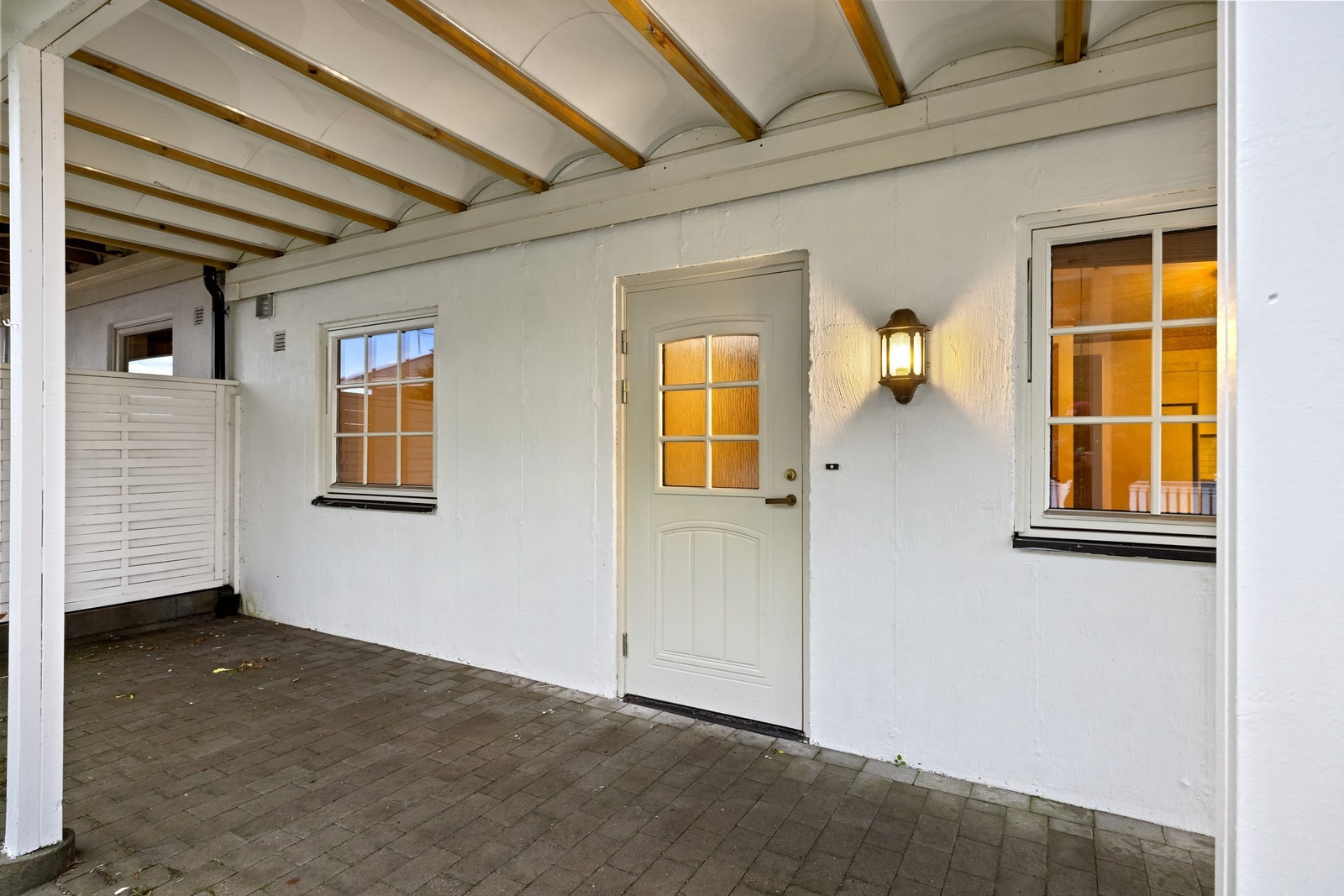 Inngangspartiet til underetasjen er overbygget og har steinlagt uteplass. Galleribilde