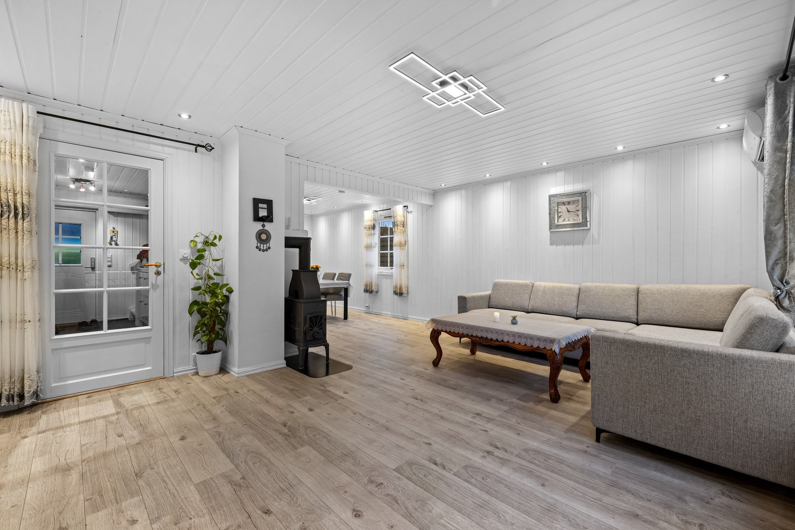 En innerdør med glassfelt skiller stuen fra entréen og slipper lyset gjennom. Galleribilde