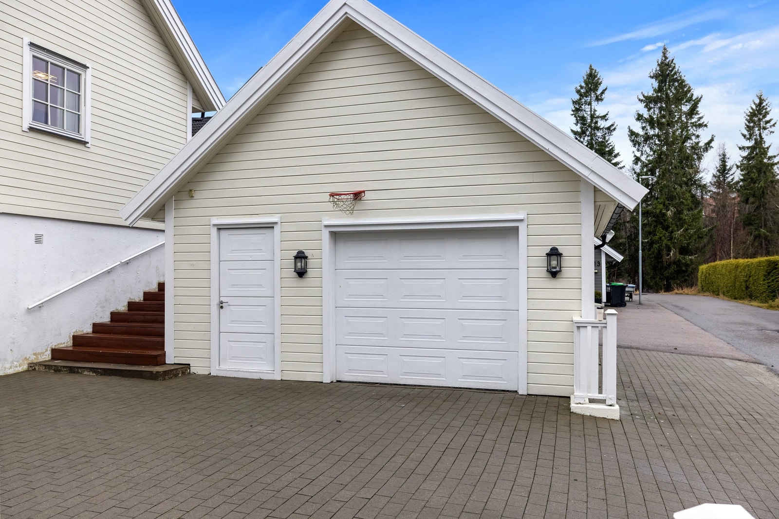 En stor, frittstående garasje på 44 m² med el-billader og lagringsloft. Galleribilde