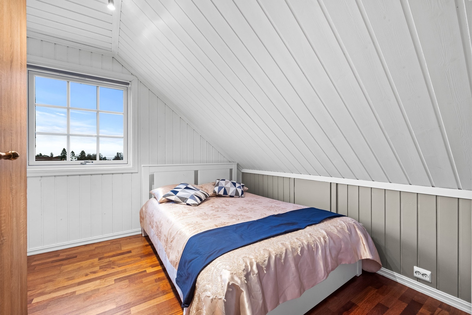 Boligen har tre soverom plassert i loftsetasjen. Galleribilde