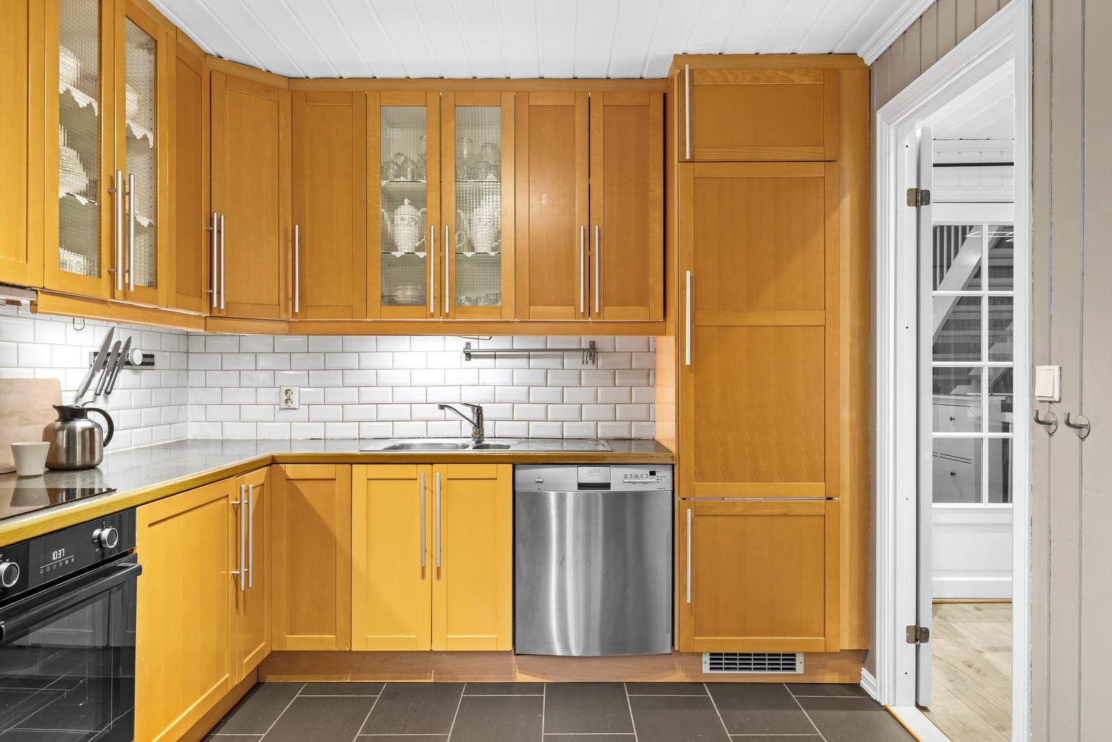 Det er opplegg til oppvaskmaskin og nedfelt oppvaskkum i rustfritt stål. Galleribilde