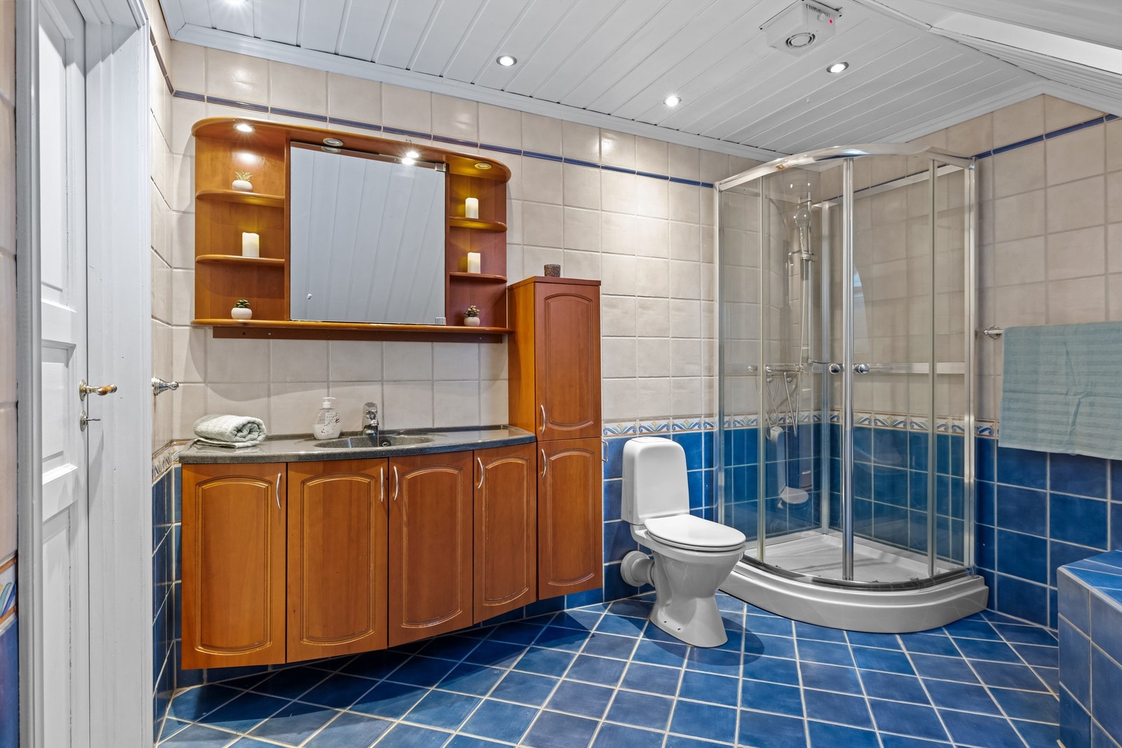 Her er det flislagt gulv med gulvvarme og downlights i himling Galleribilde