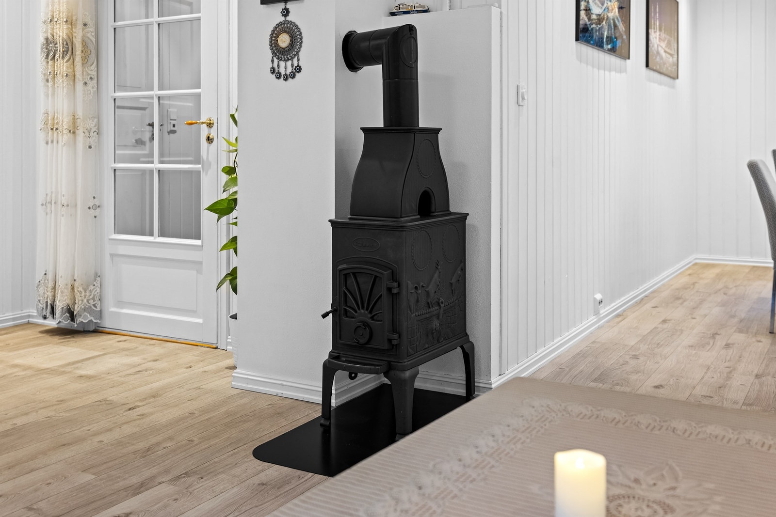 En klassisk peisovn gir ekstra varme og en hyggelig atmosfære. Galleribilde