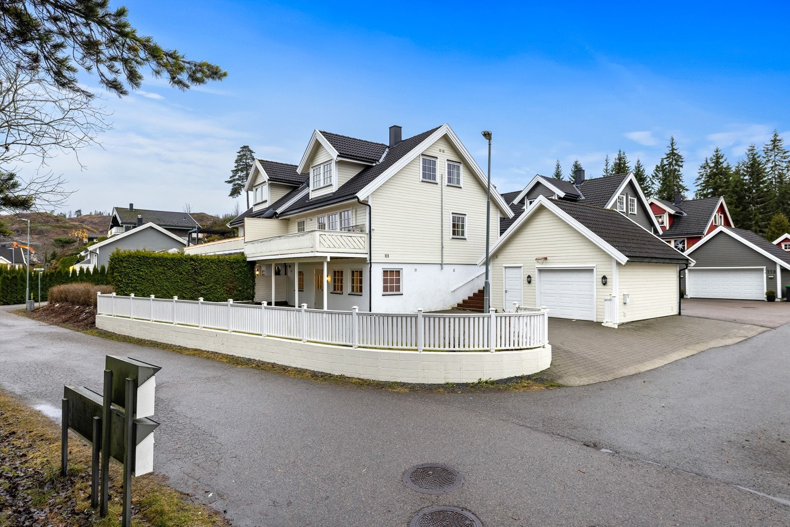 Eiendomsmegler Krogsveen v/Andreas Christophersen ønsker velkommen til Melgårdshagan 111! Galleribilde