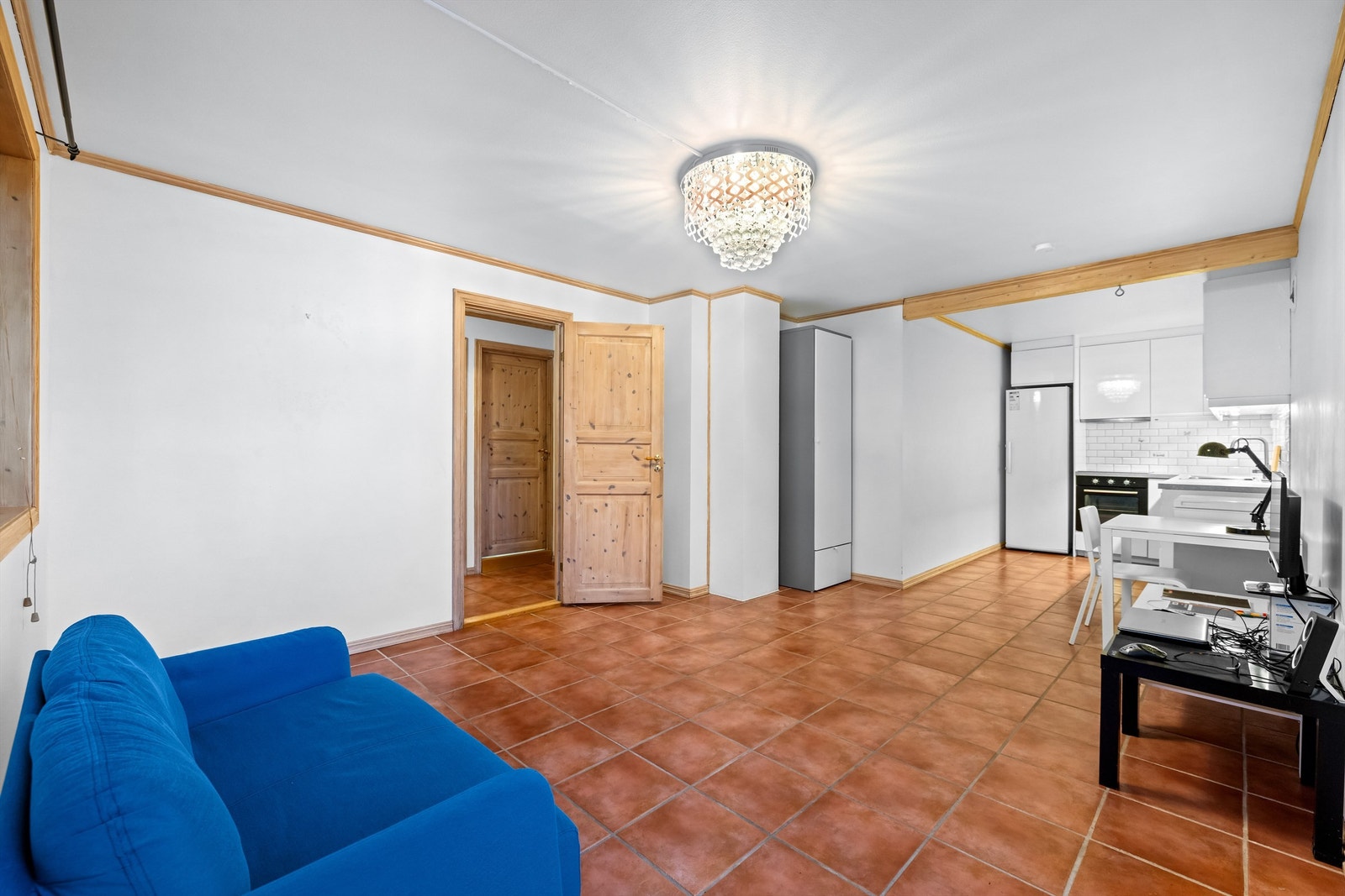 Her er det en åpen løsning mellom stue og kjøkken. Galleribilde