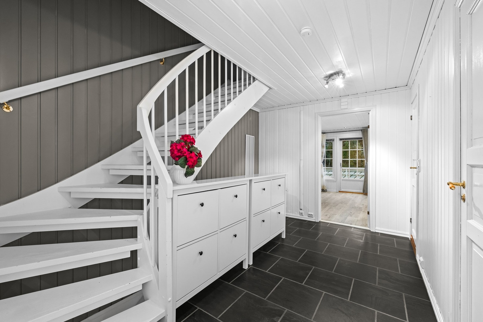 Det er montert varmepumpe i hallen for en lun og varm velkomst Galleribilde