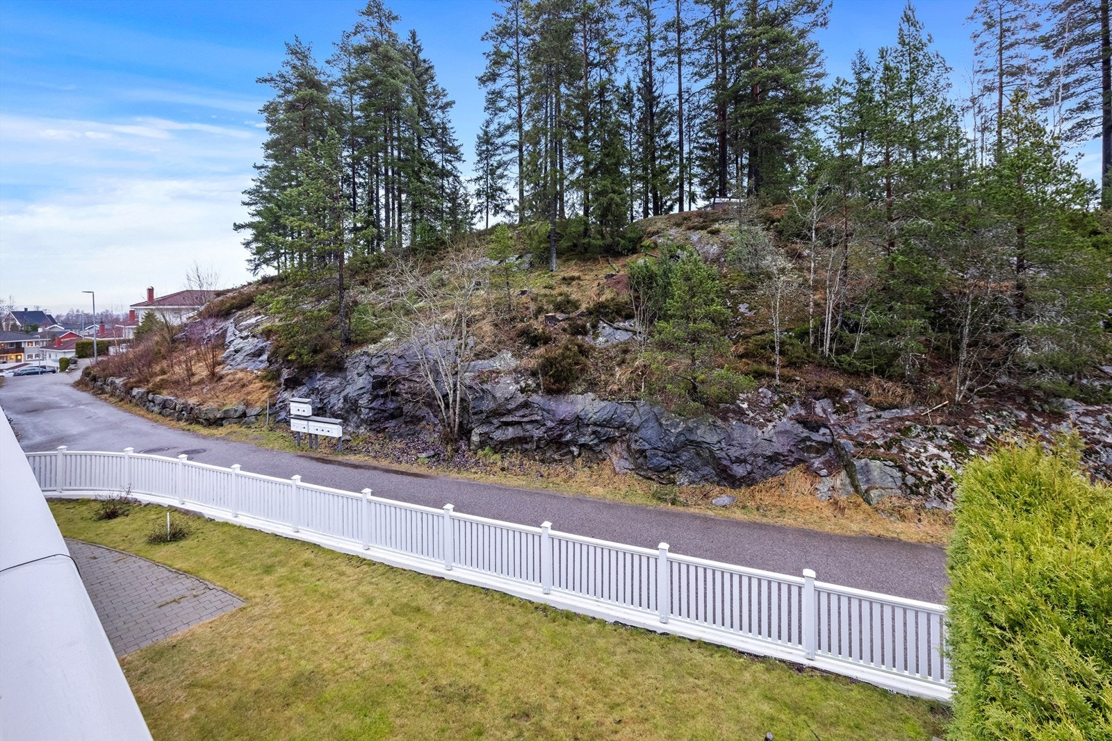 Eiendommen ligger i et rolig og etablert nabolag med nærhet til Østmarkas turmuligheter. Galleribilde