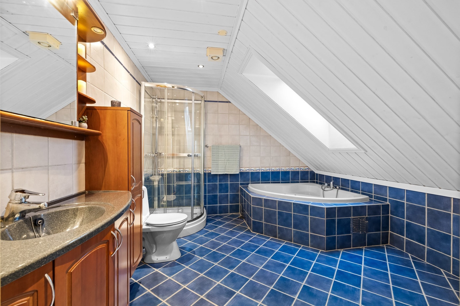 Hovedbadet i loftsetasjen har både dusjkabinett og innbygget badekar. Galleribilde