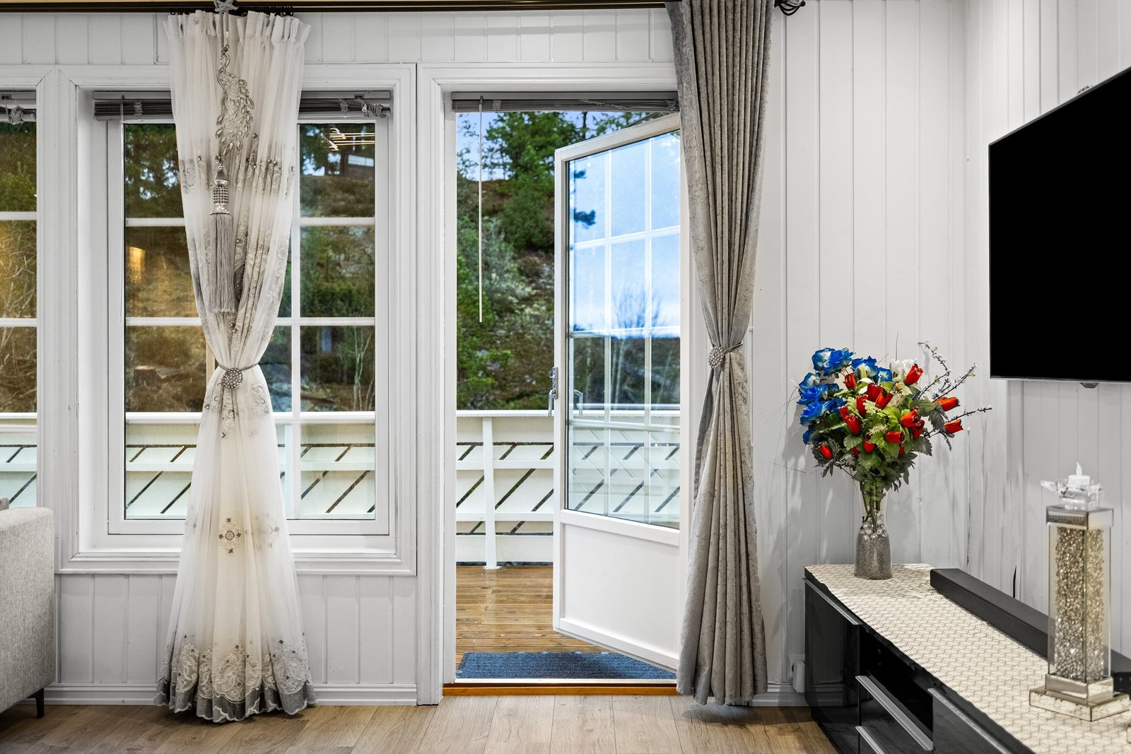 Fra stuen er det direkte utgang til den østvendte verandaen på 21 m². Galleribilde