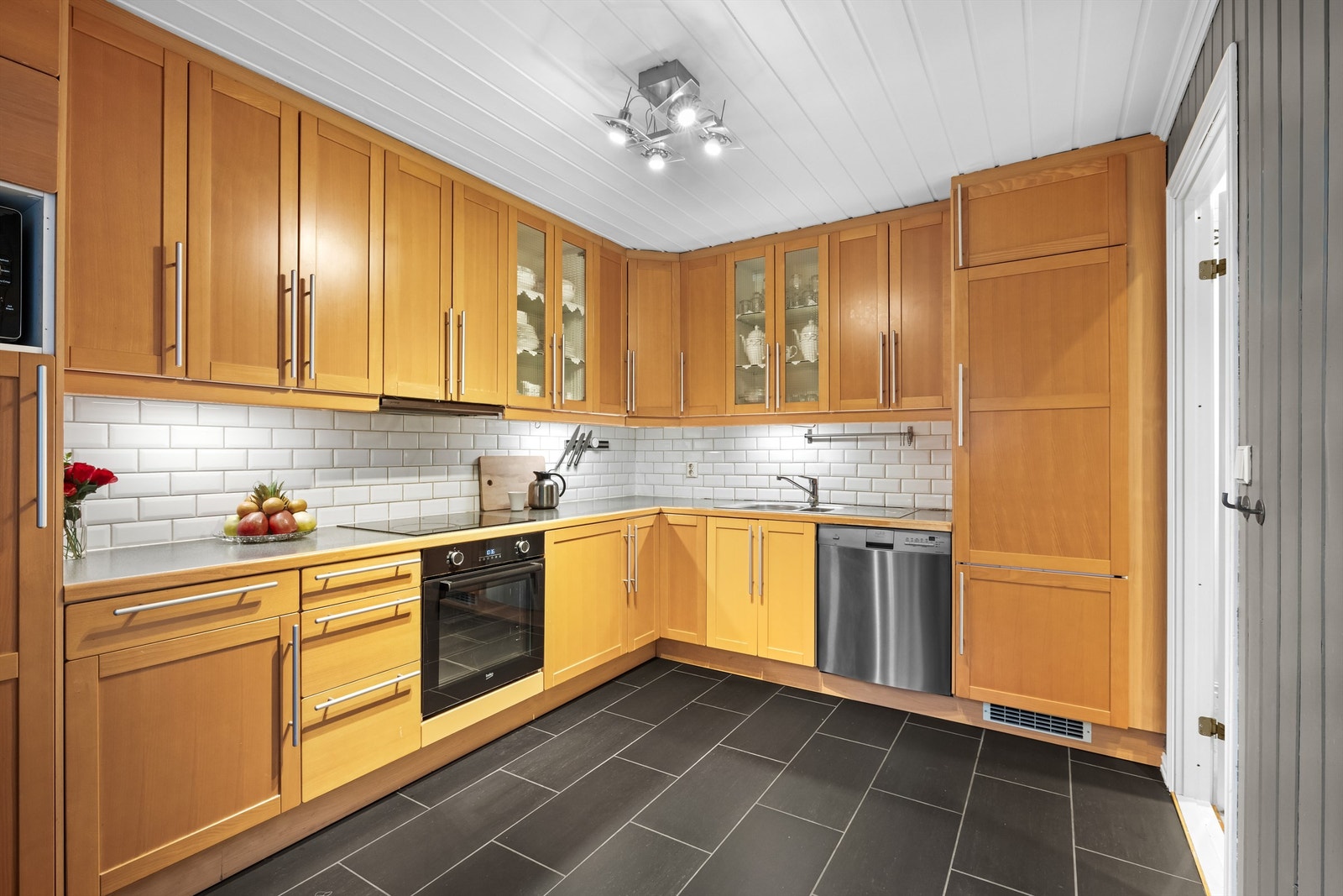 Kjøkkenet har en praktisk hjørneløsning med god skap- og benkeplass. Galleribilde