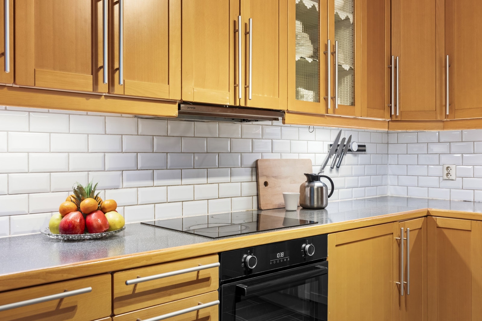 Belysning under overskapene gir godt arbeidslys på kjøkkenbenken. Galleribilde