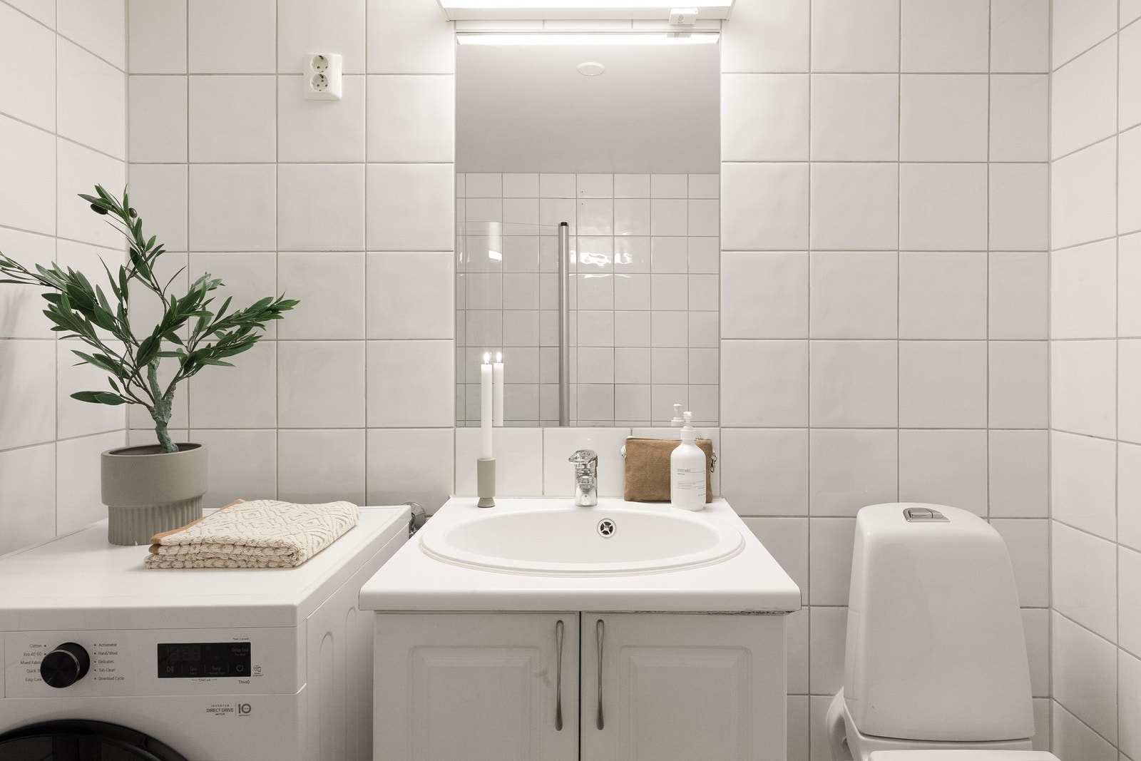 Baderommet har termostatstyrte varmekabler i gulv, samt opplegg for vaskemaskin. Galleribilde