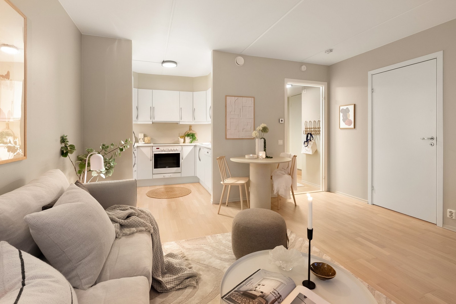 Leiligheten har en åpen stue- og kjøkkenløsning Galleribilde