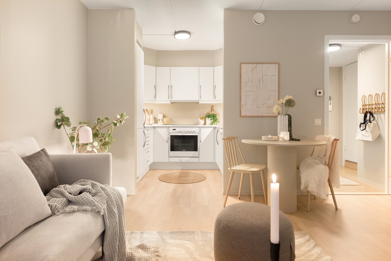 Leiligheten har en egen kjøkkensone av god størrelse med delvis åpen kjøkkenløsning mot stuen med stilren, takhøy kjøkkeninnredning. Galleribilde