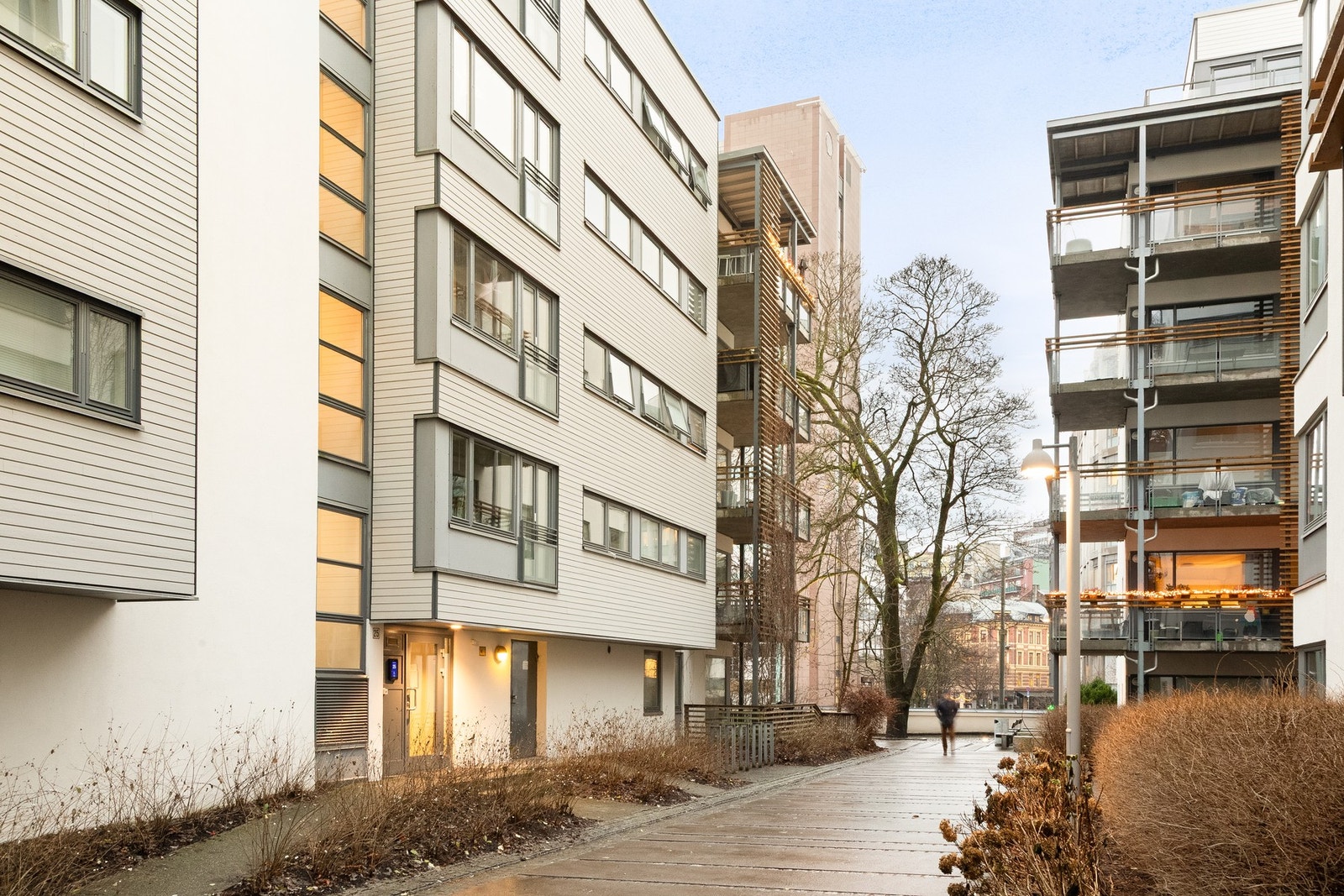 Samtidig bor man skjermet og tilbaketrukket til, omkranset av grøntarealer i vakkert og parkmessig opparbeidet indre gårdsrom. Galleribilde