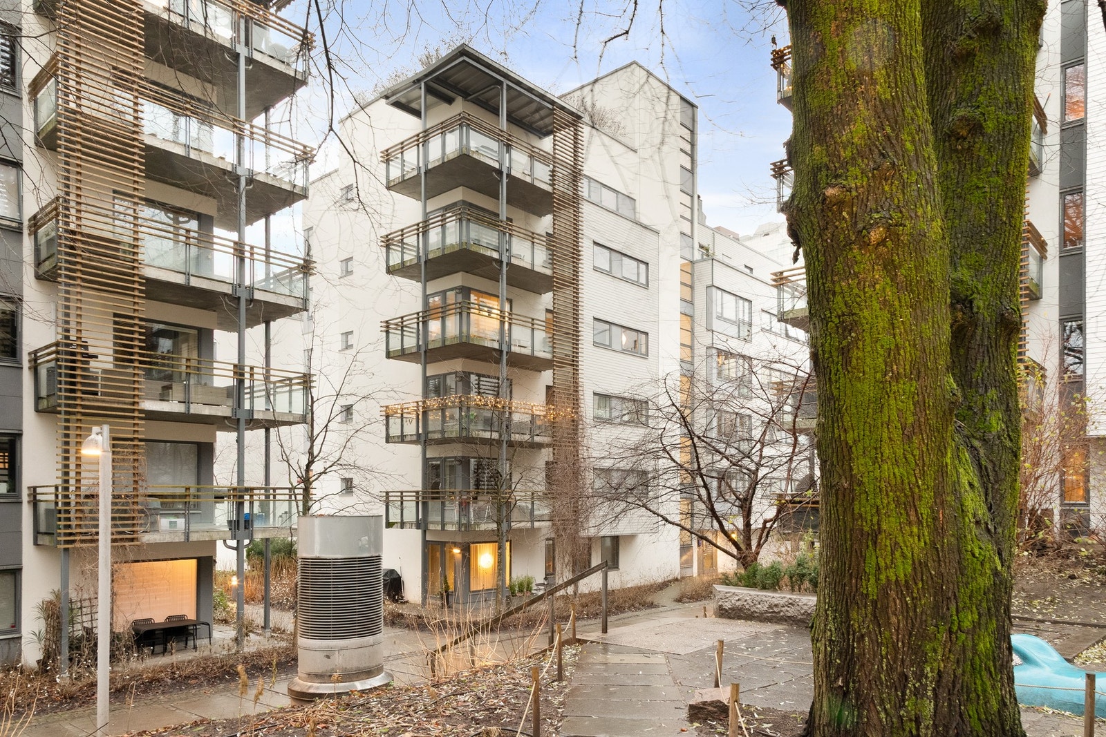 Leiligheten omkranses av et hyggelig nabolag bestående av en herlig kombinasjon av nybygg og klassiske bygårder. Galleribilde