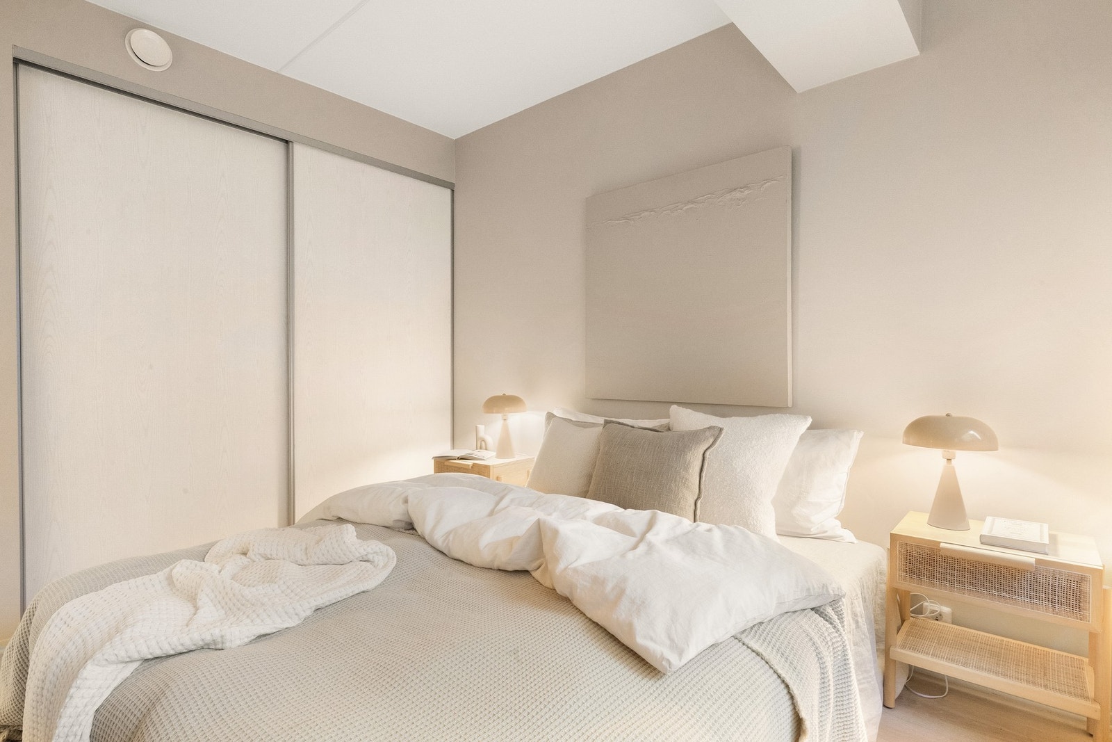 Rommet er utstyrt med stor skyvedørsgarderobe som gir rikelig med oppbevaringsplass. Galleribilde