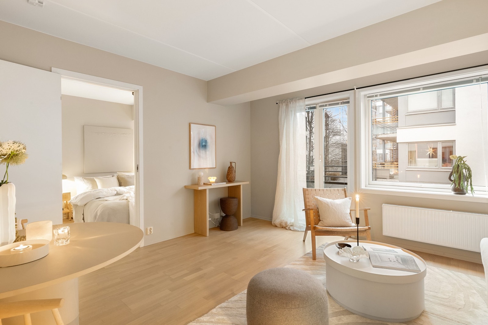 Leiligheten ligger luftig til i byggets 2. etasje med smart planløsning og store vindusflater som gir rikelig med naturlig lys. Galleribilde