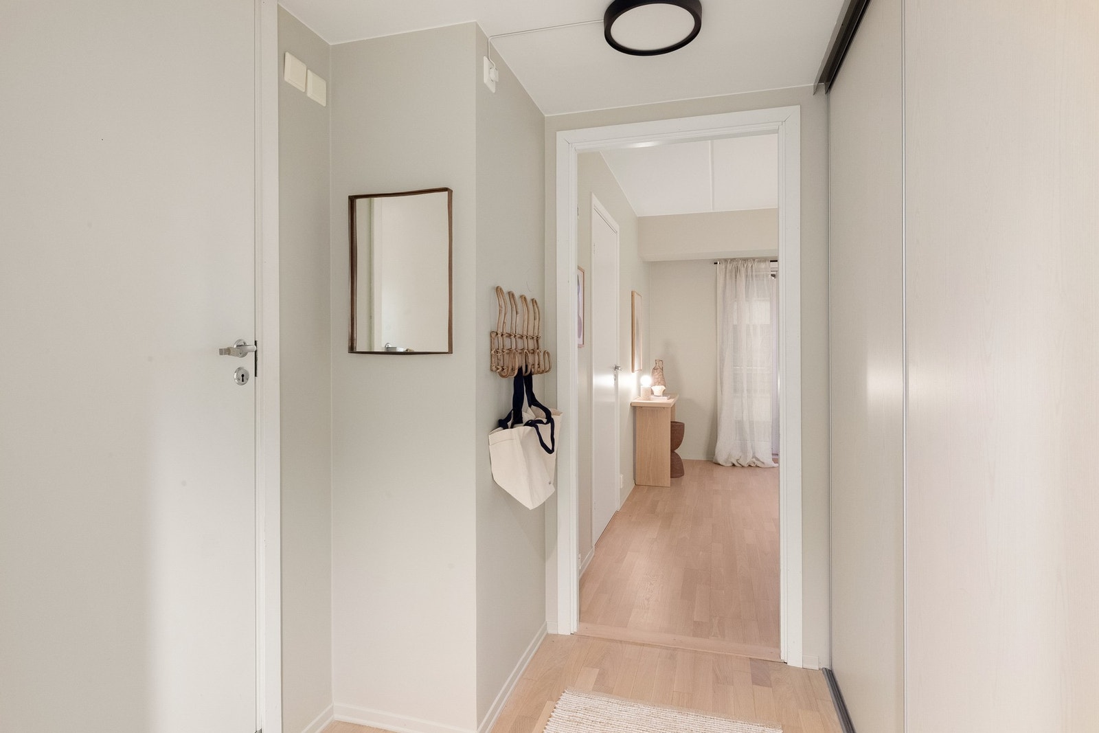 Fin entré/gang med stor skyvedørsgarderobe for praktisk oppbevaring av yttertøy og sko. Galleribilde